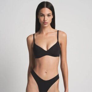 SKIMS WIRELESS FORM PUSH-UP PLUNGE BRA